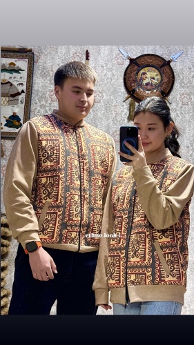 Национальный костюм бежевый
