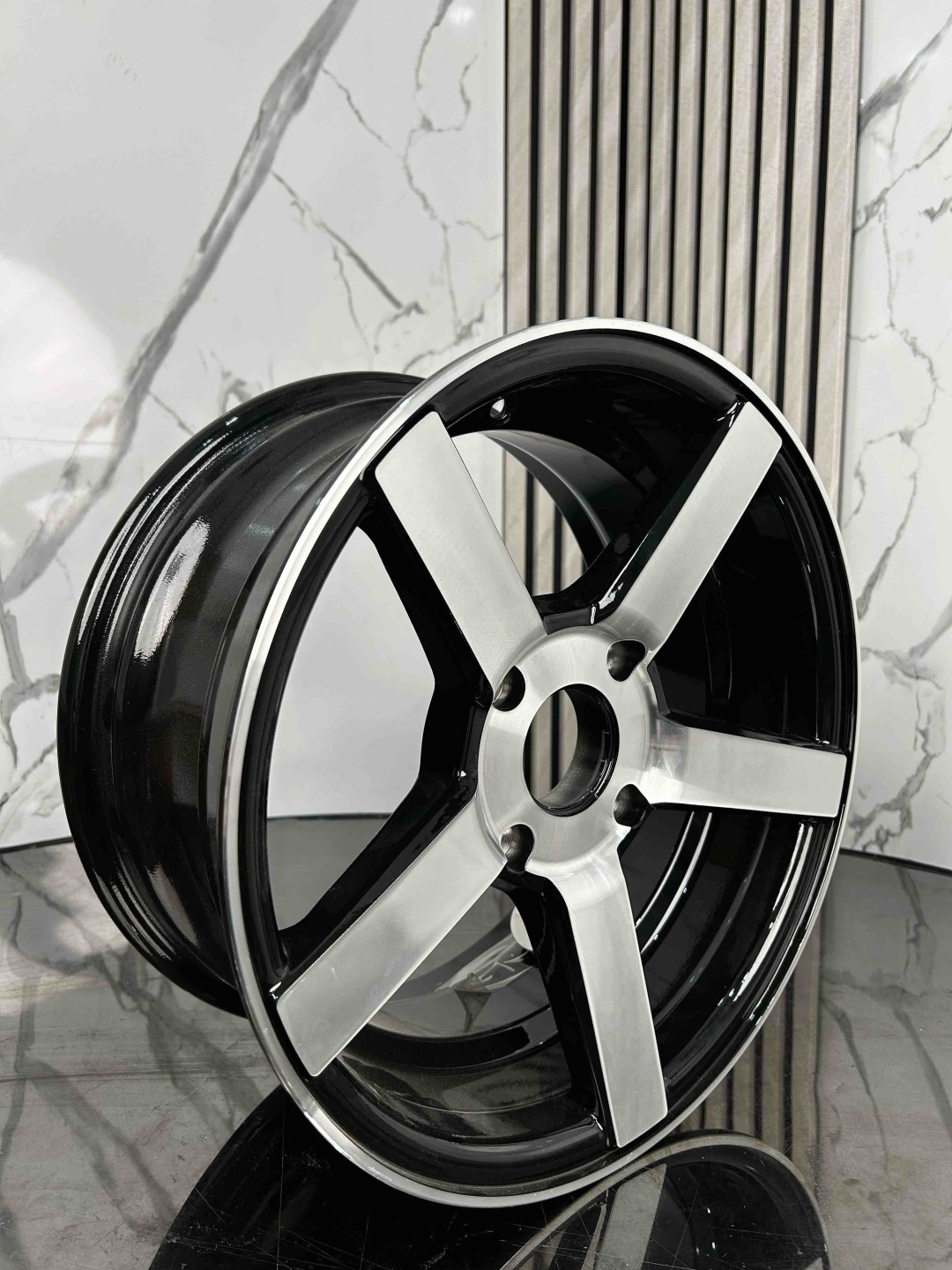 Top Grade EXP0031 7x15/4x114.3 D67.1 ET30 4 диска черный, серебристый