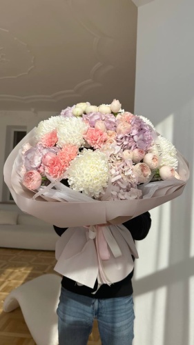 Nuri Floral букет в оформлении гвоздика, гортензия, хризантема, кустовая пионовидная роза 28 шт 70 см