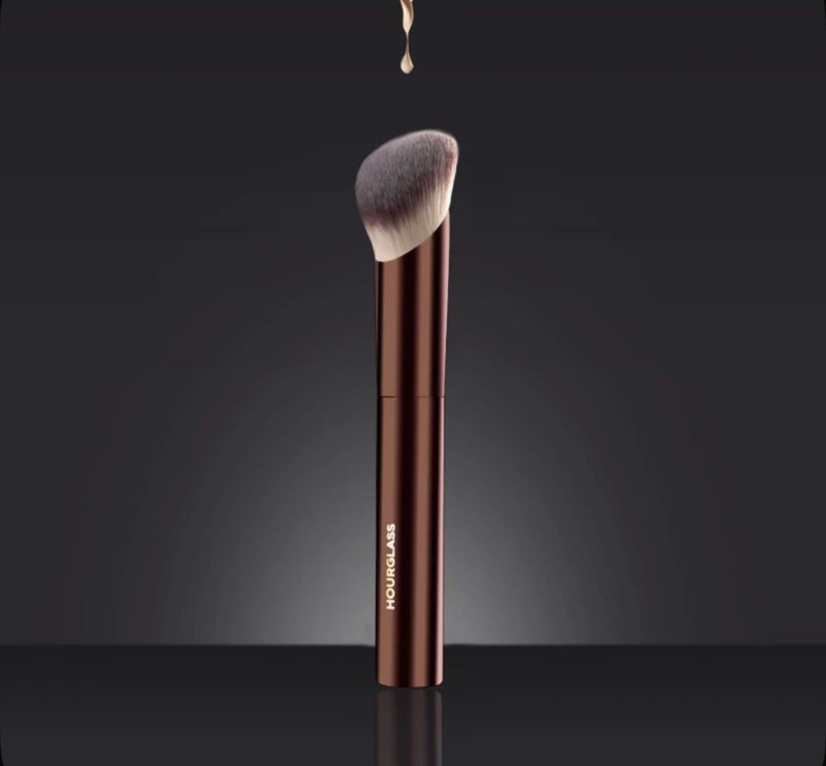 HOURGLASS BRUSH Кисть для румян Diagonal Blush Brush 1