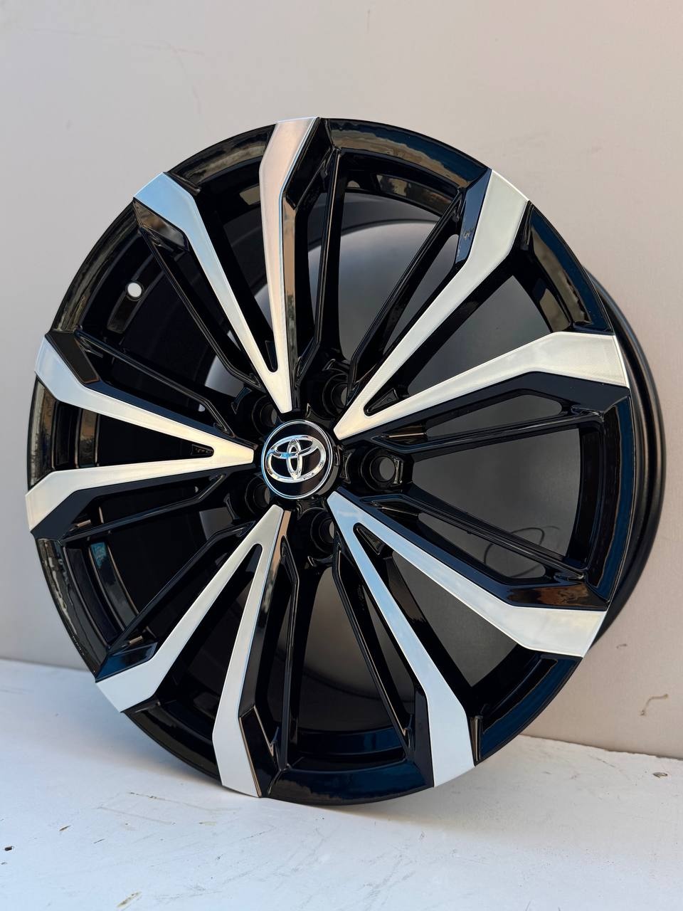 Top Grade Toyota 101-7 7.5x17/5x114.3 D60.1 ET35 4 диска серебристый, черный