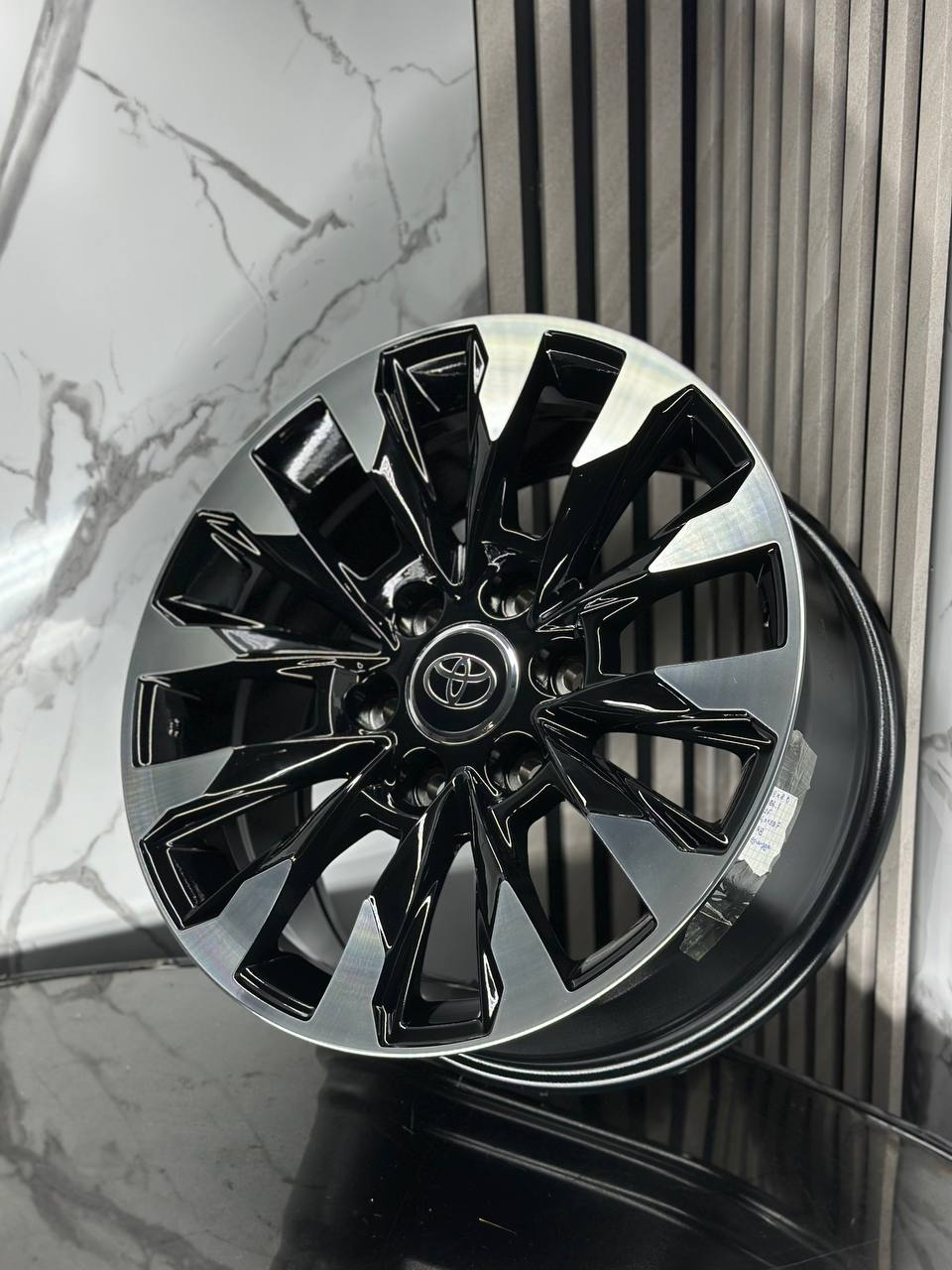 Top Grade Toyota H880F 7.5x17/6x139.7 D106.1 ET25 4 диска серебристый, черный