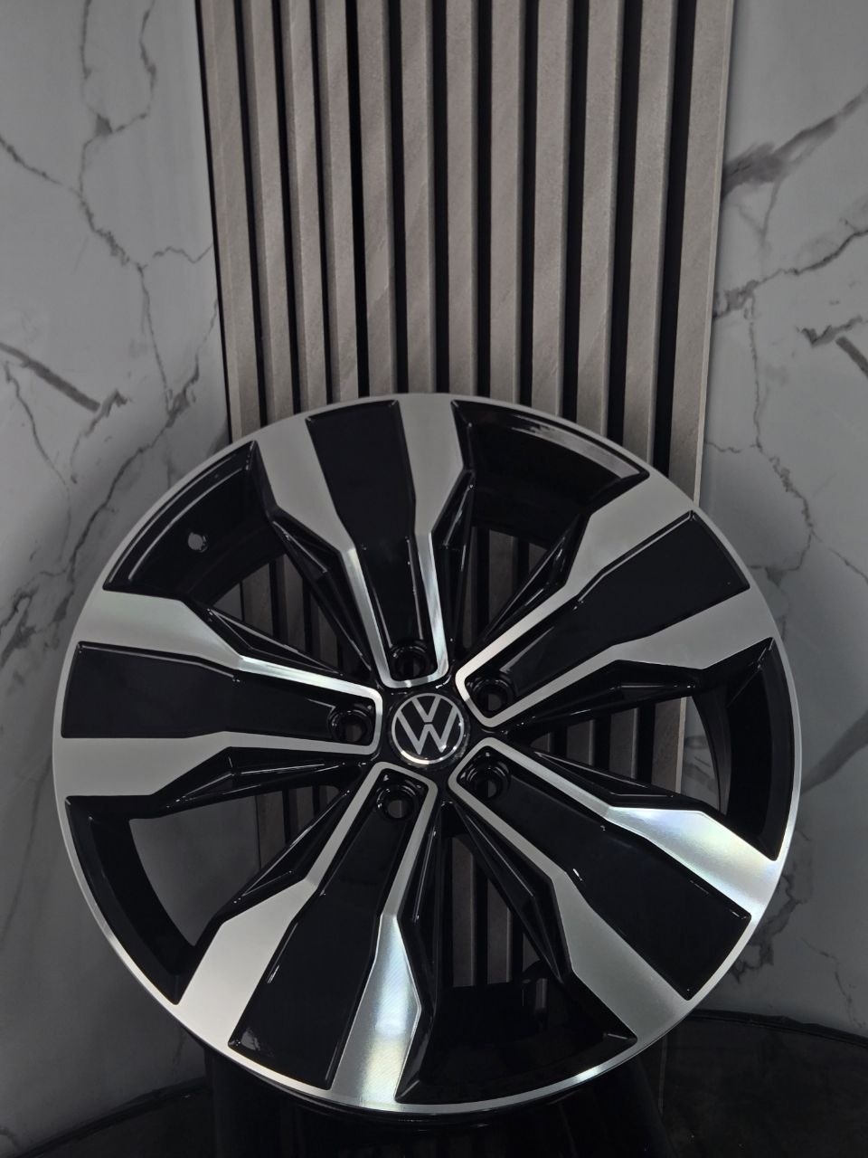 Volkswagen topgrade432-9 7x19/5x112 D57.1 ET42 4 диска серебристый, черный