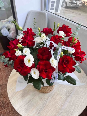 Beauty Flowers композиция в корзине роза, лизиантус, эвкалипт 18 шт 50 см