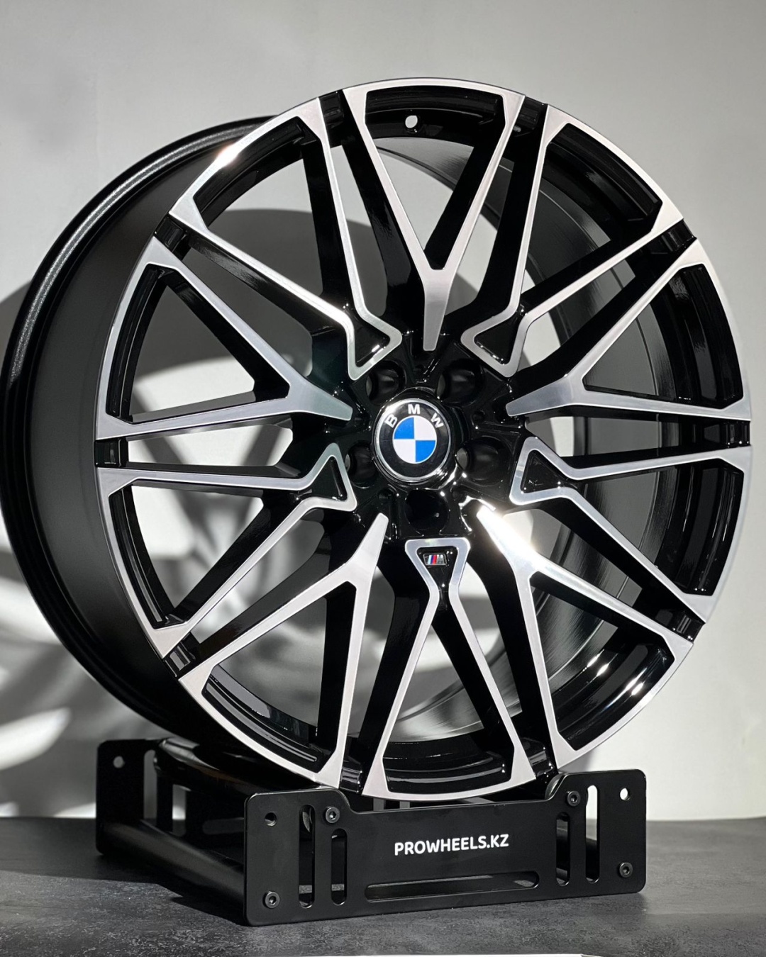 Pro Wheels ProWheels98733 10/11.5x21/5x112 D66.45 ET33 4 диска черный, серебристый