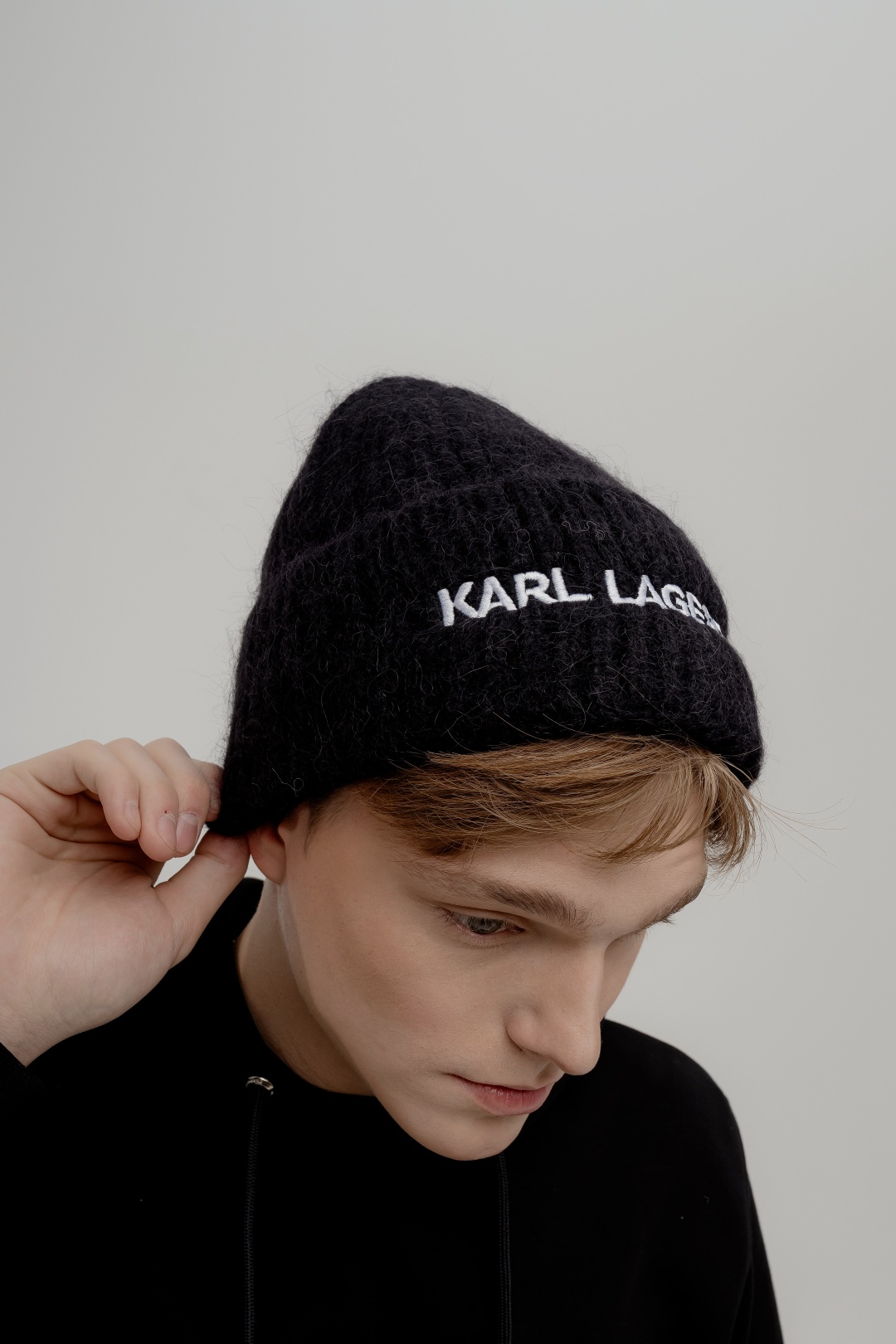 Шапка Karl Lagerfeld размер универсальный, черный