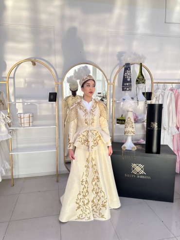 Национальный костюм Balgyn Amirkhan Couture белый, бежевый