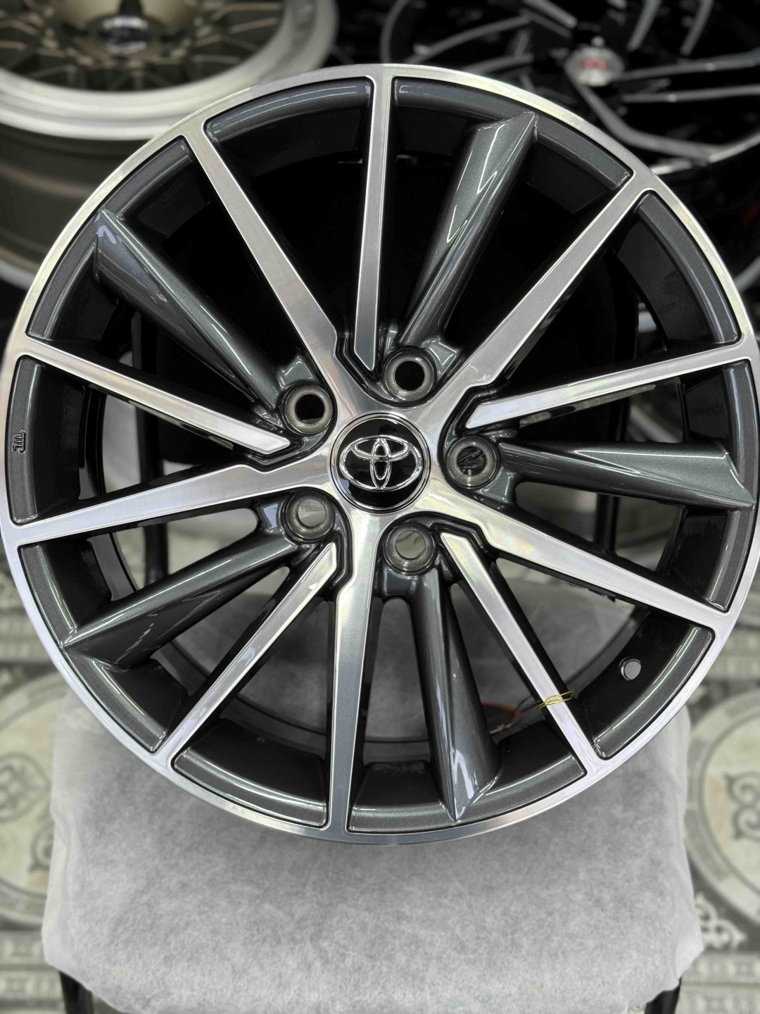 RNO 5809 ddp 7x17/5x114.3 D60.1 ET40 4 диска серебристый, графит