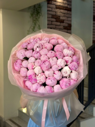 Rilak Floral моно-букет в оформлении пион 51 шт 60 см