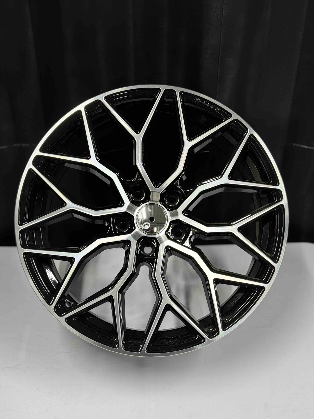 Top Grade Top grade081930 8x18/5x114.3 D67.1 ET35 4 диска черный, серебристый