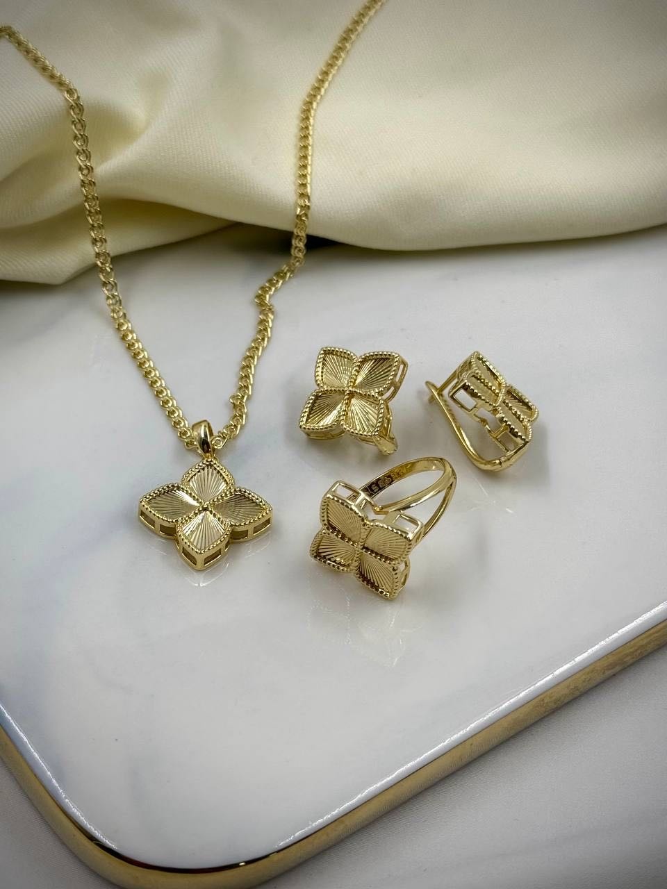 Adiya Gold бижутерный сплав, фианит