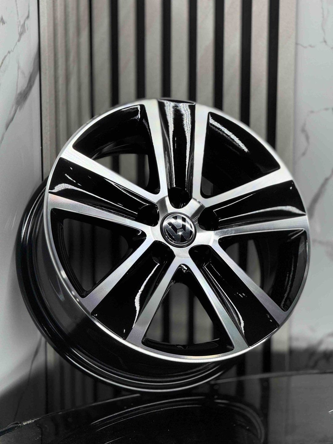 Volkswagen h5077 6x15/5x100 D57.1 ET40 4 диска черный, серебристый