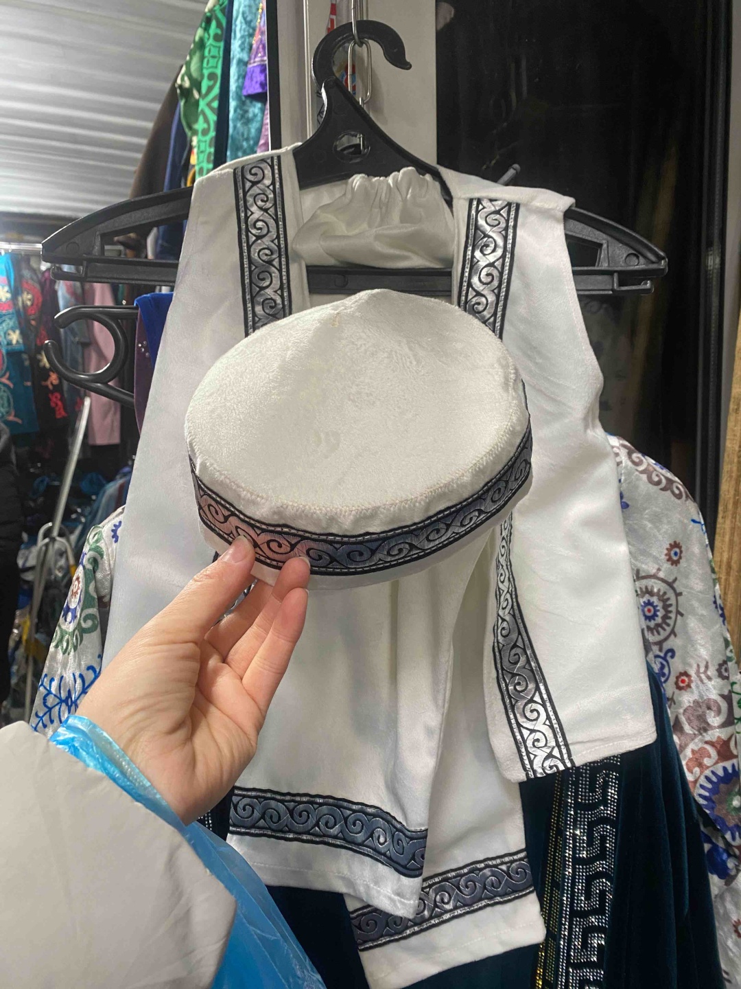Национальный костюм белый, серебристый