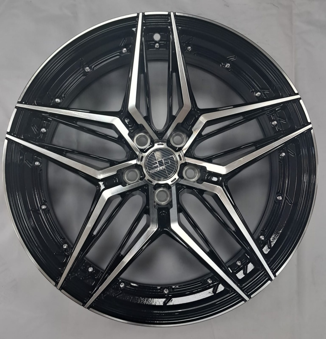 007 8.5x19/5x114.3 D73.1 ET35 4 диска черный, серебристый