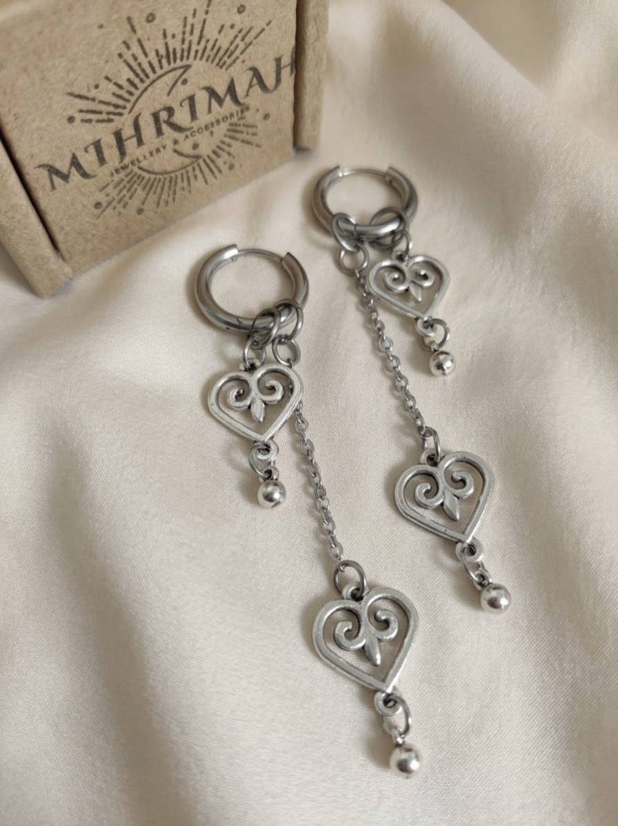 Серьги MIHRIMAH бижутерный сплав, медицинская сталь, без вставок
