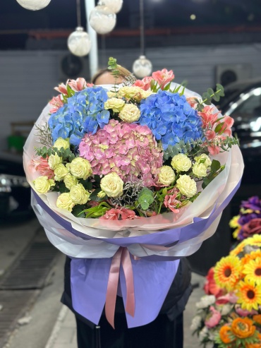Asanova flowers букет с открыткой гортензия, кустовая роза, эвкалипт 7 шт 70 см