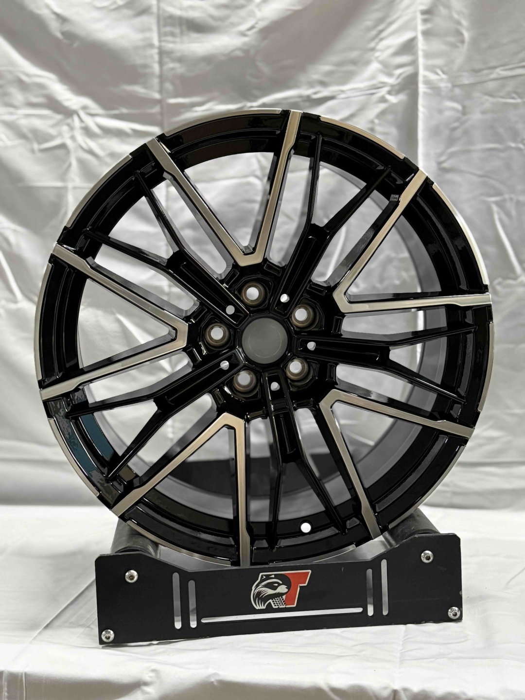 Auher H3293RF 8.5/9.5x19/5x112 D66.6 ET25.4 4 диска черный, серебристый