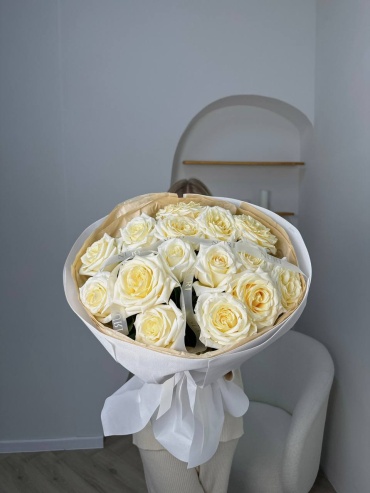 Nuri Floral моно-букет в оформлении роза 15 шт 60 см