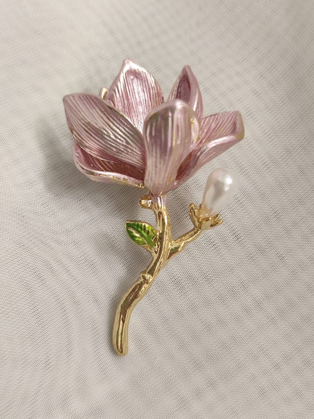 Брошь Fashion Jewelry бижутерный сплав, жемчуг, кристаллы Swarovski, эмаль