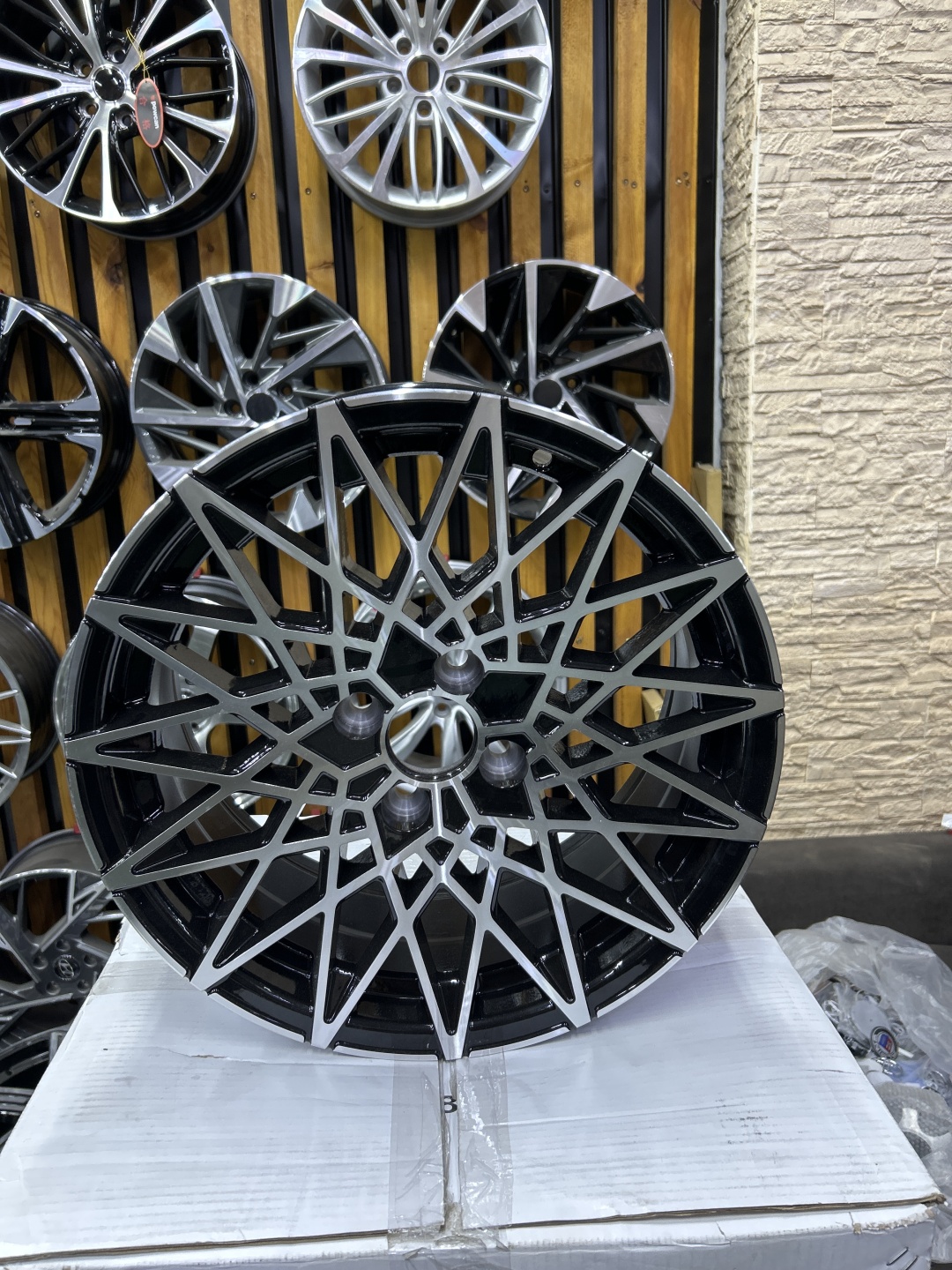 LKN Lkn79 7x16/4x100 D67.1 ET35 4 диска черный, серебристый
