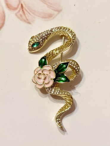 Брошь Accessories бижутерный сплав, эмаль, стразы