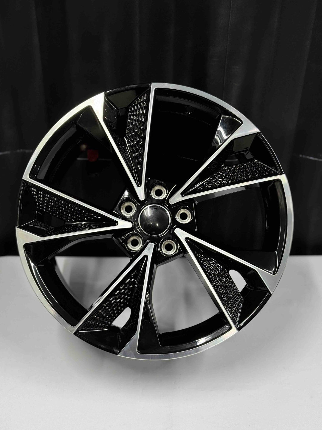 Top Grade Diski0103 8x18/5x112 D57.1 ET35 4 диска черный, серебристый