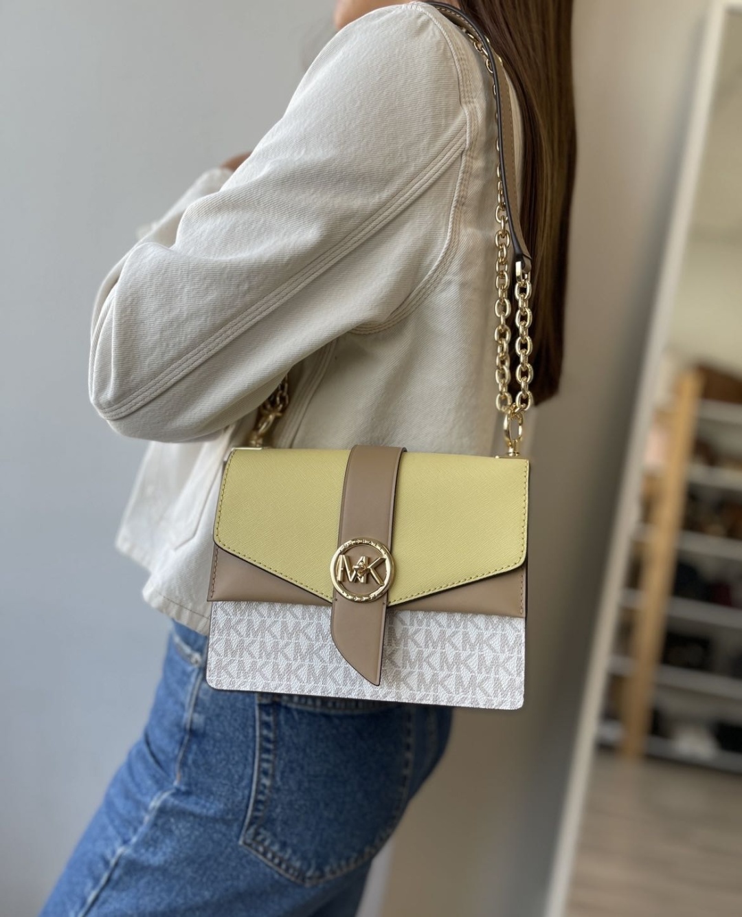 Сумка кросс-боди Michael Kors натуральная кожа, канвас бежевый, желтый