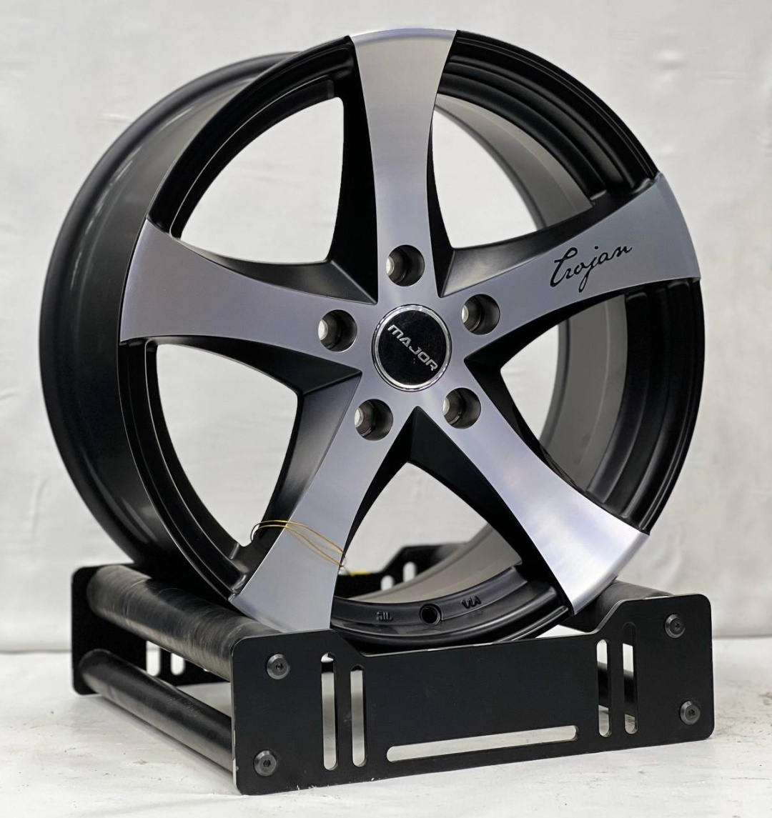 RNO 004 7x15/5x114.3 D67.1 ET30 4 диска черный, серебристый