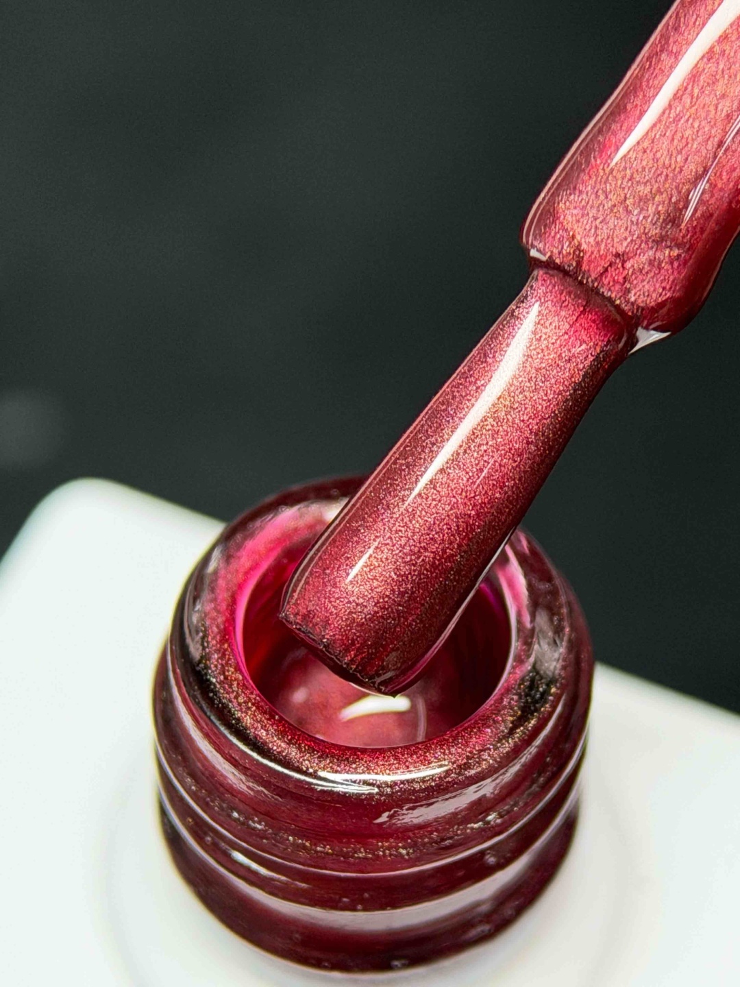 Emiliya Professional гель-лак кошачий глаз Ruby cat eye # 23 глянцевое 10 мл