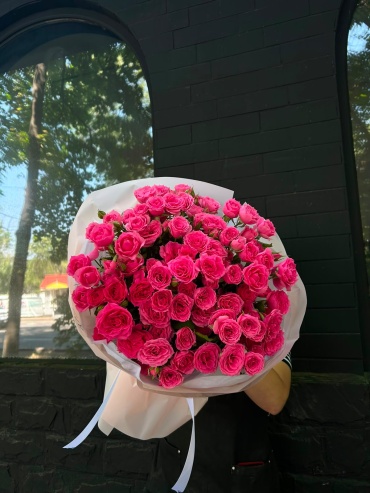 Rilak Floral монобукет в оформлении Кустовая роза Sofia 15 шт 50 см
