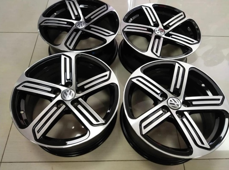 RNO 23 7.5x17/5x100 D57.1 ET42 4 диска черный, серебристый