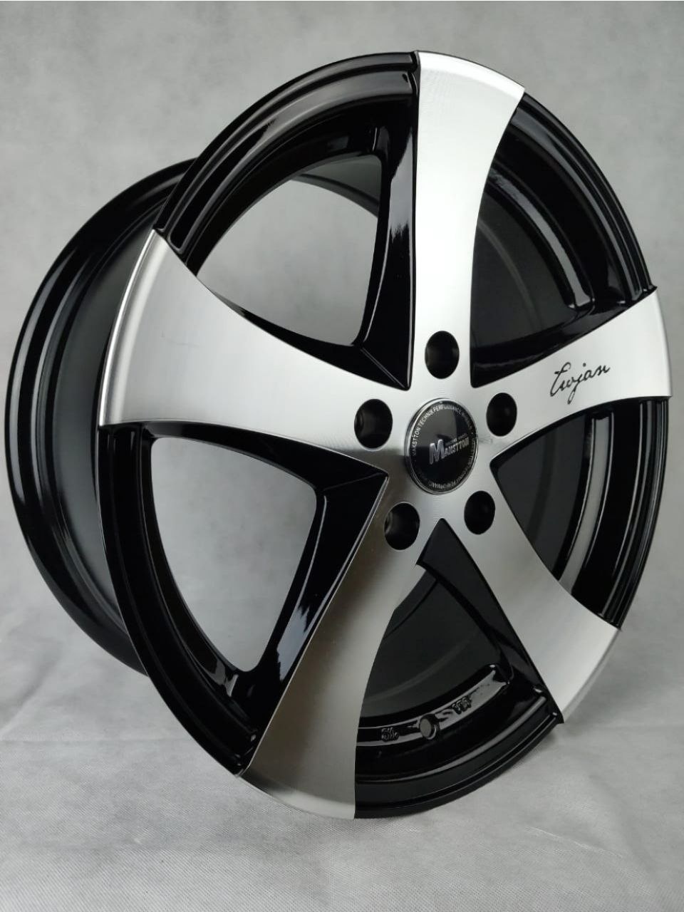 RNO L1842 7x16/5x114.3 D67.1 ET30 4 диска черный, серебристый