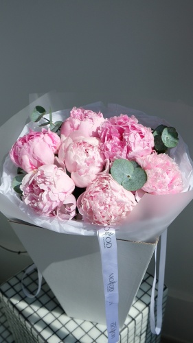 Mood flowers моно-букет в коробке пион 7 шт 50 см