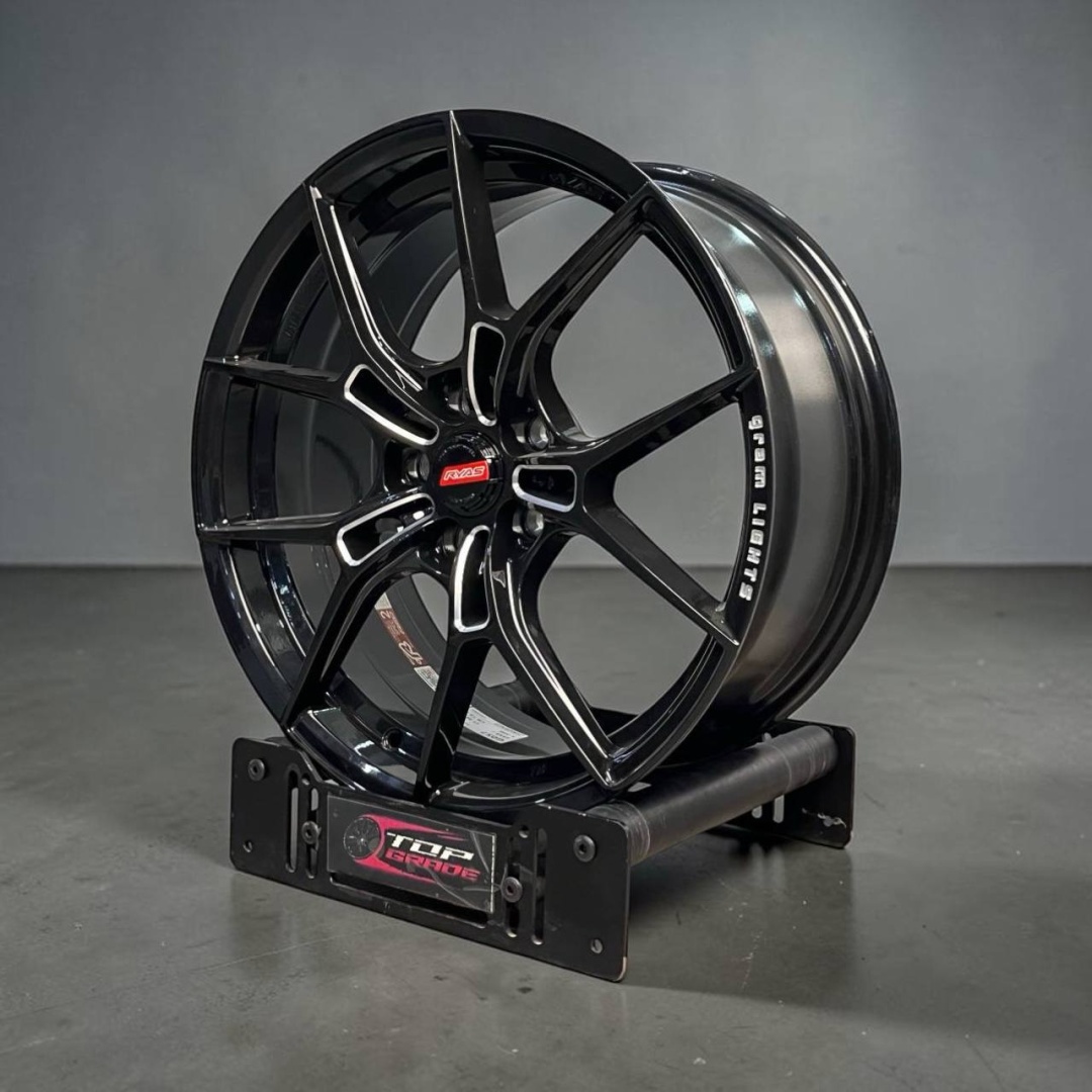 Top Grade AXM 1045 8x18/5x114.3 D73.1 ET38 4 диска белый, черный