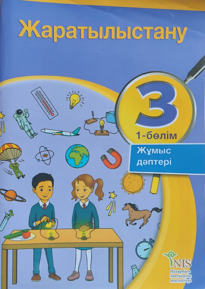 Хатшы V-пішінді фотода аяғын жайып тұр Камерада орыс қыздарын мастурбациялау