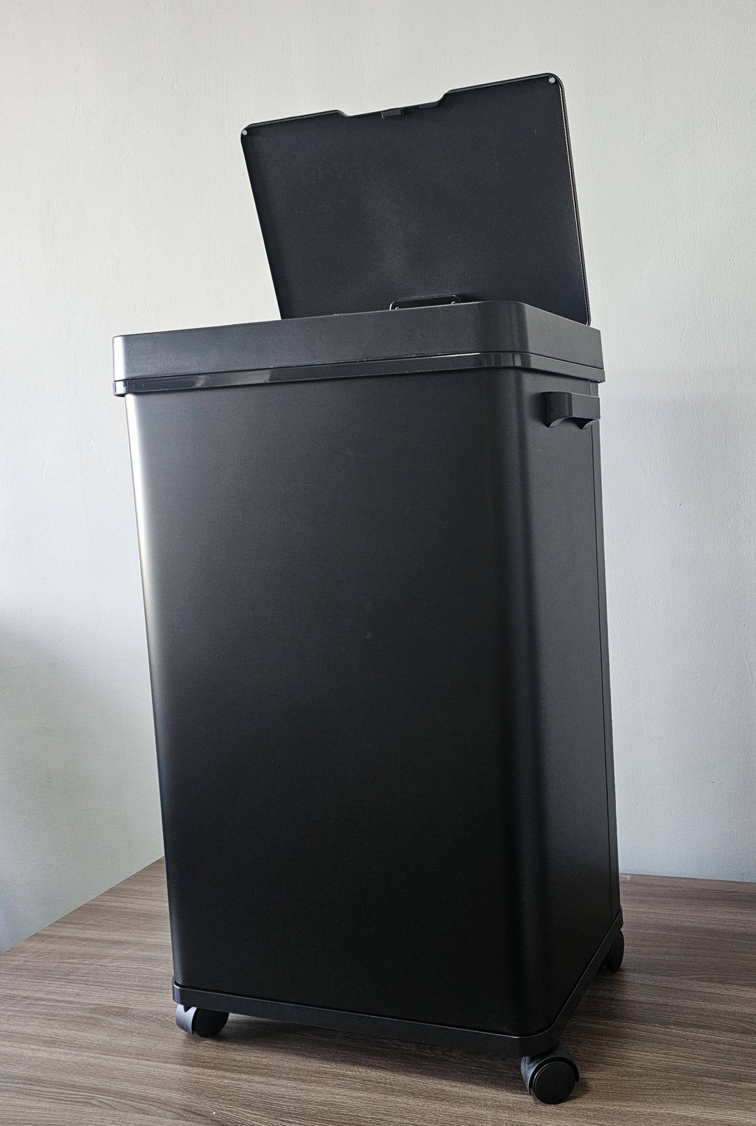 Мусорное ведро с крышкой ZN-W black 68 л