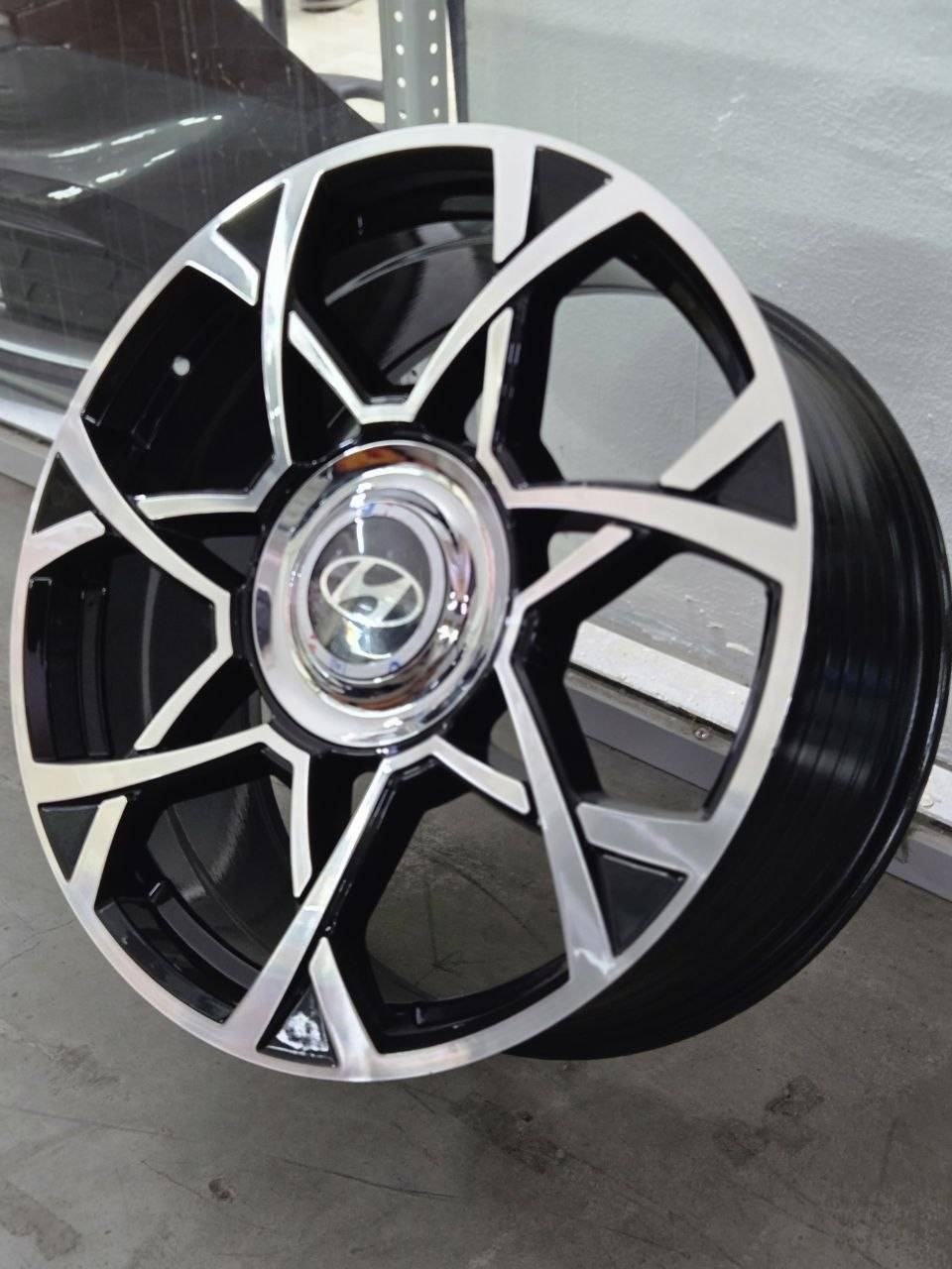 Top Grade SHF1025 8.5x20/5x114.3 D67.1 ET35 4 диска черный, серебристый