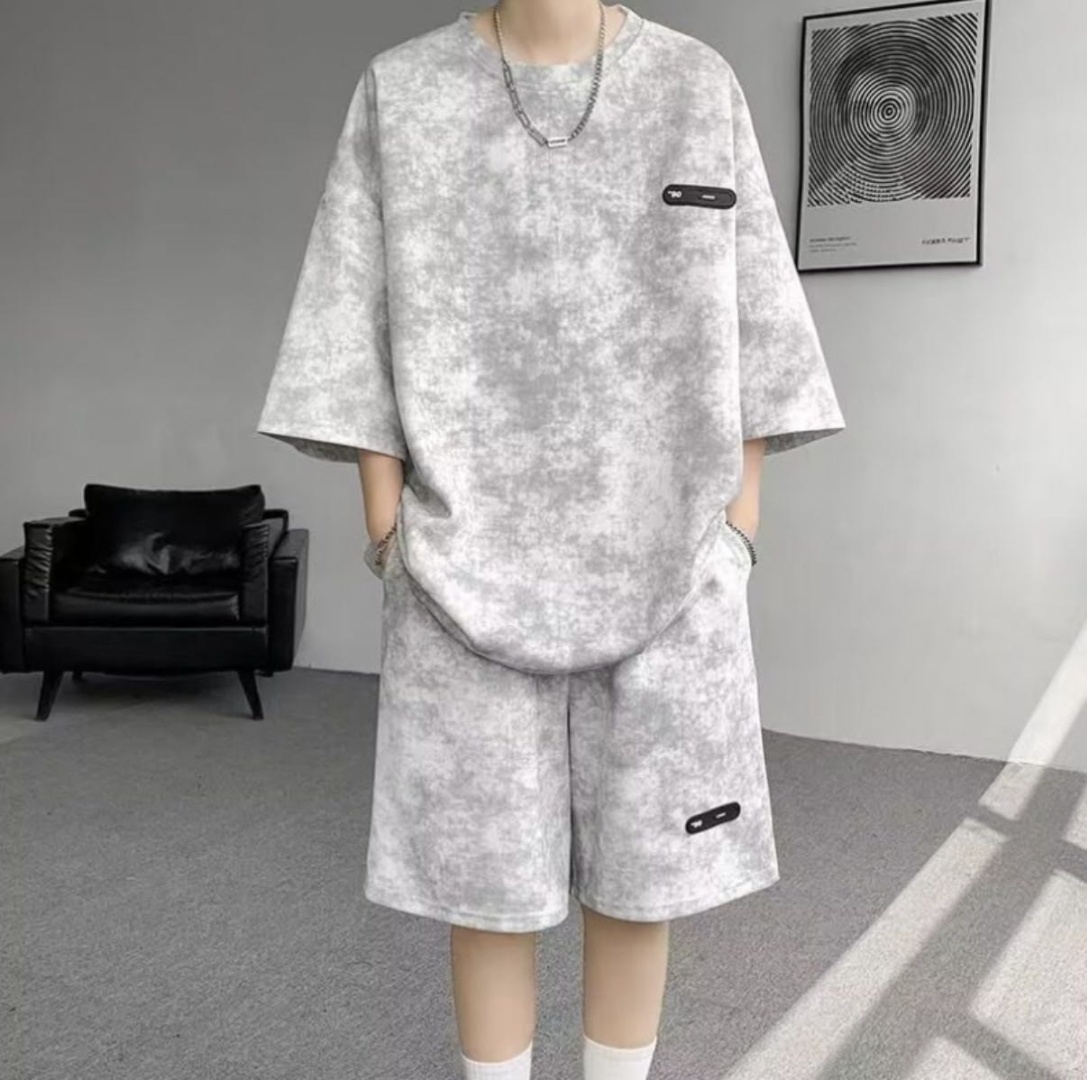 Повседневный костюм серый, белый