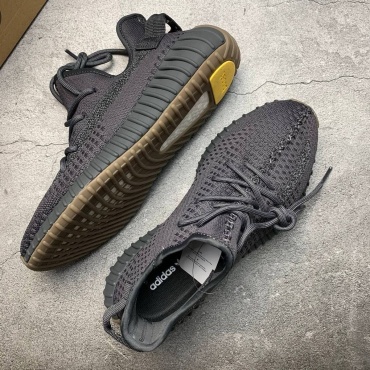 Кроссовки Yeezy Boost серый, черный