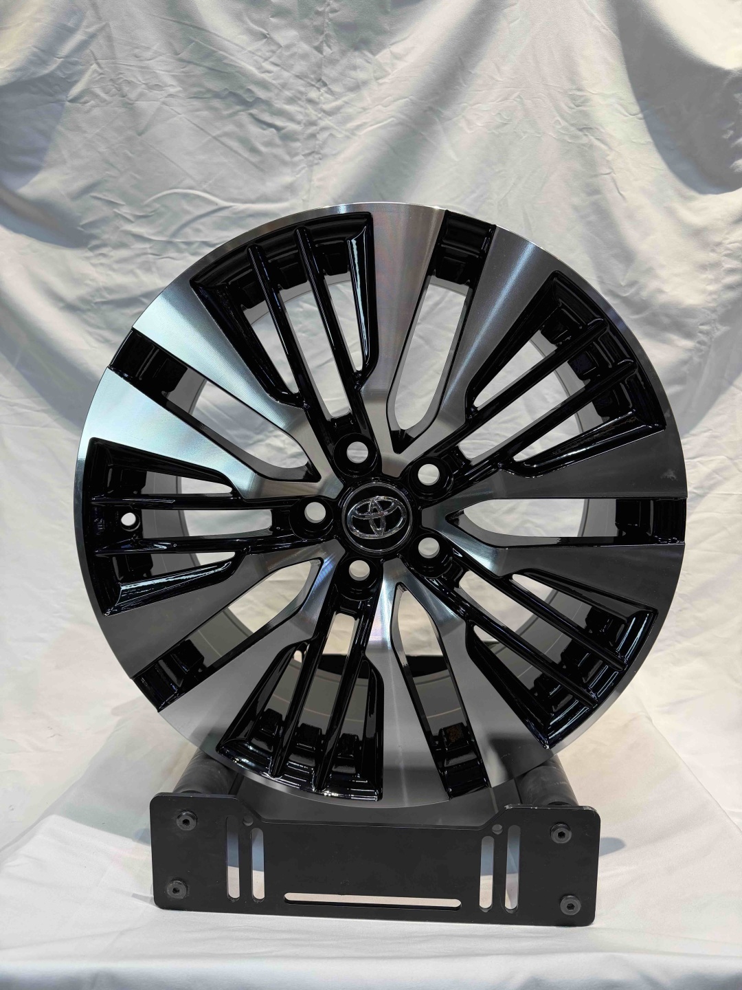 555 JT090-8 8x18/5x114.3 D60.1 ET42 4 диска черный, серебристый