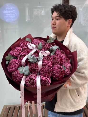July flowers моно-букет в оформлении хризантема, эвкалипт 21 шт 60 см