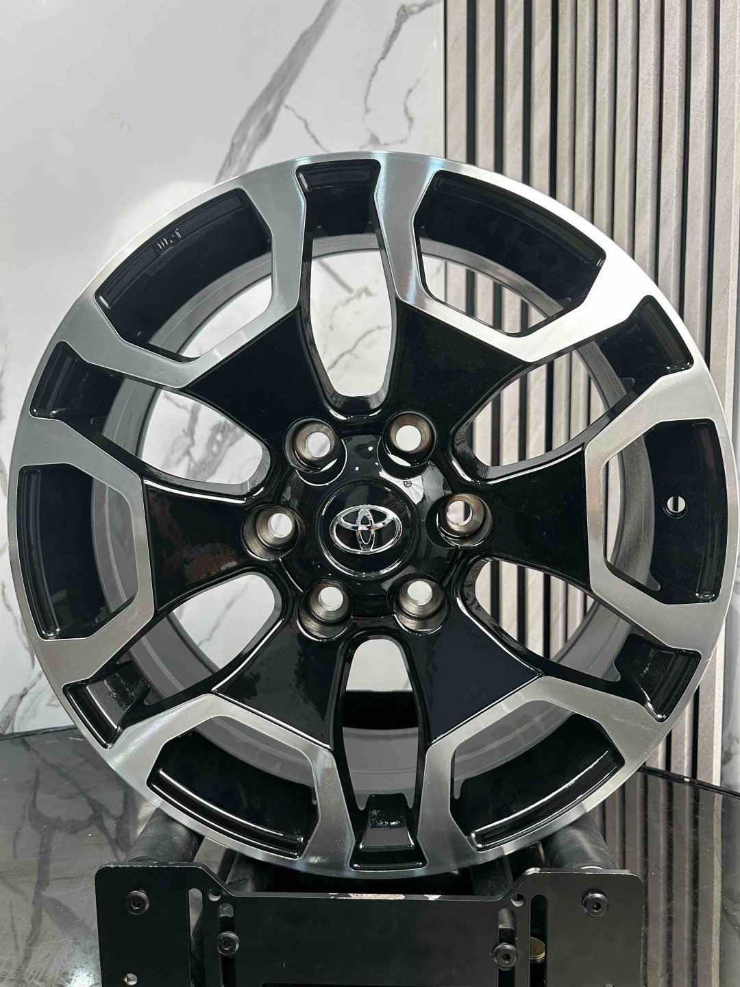 Top Grade EXPH963F 7.5x18/6x139.7 D106.1 ET25 4 диска серебристый, черный