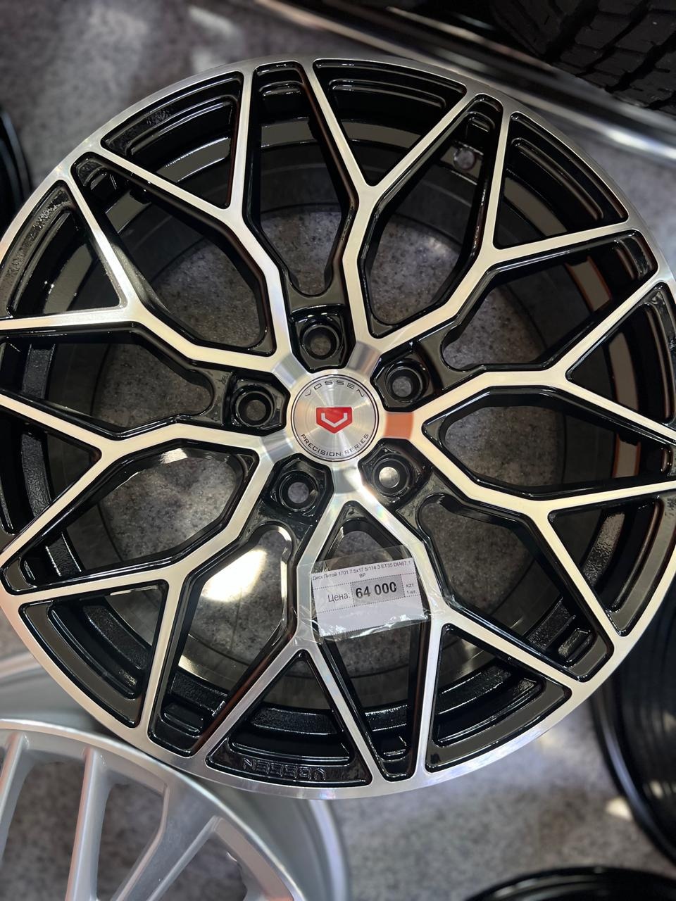 Vossen Vossen 1701 7.5x17/5x114.3 D67.1 ET35 4 диска черный, серебристый