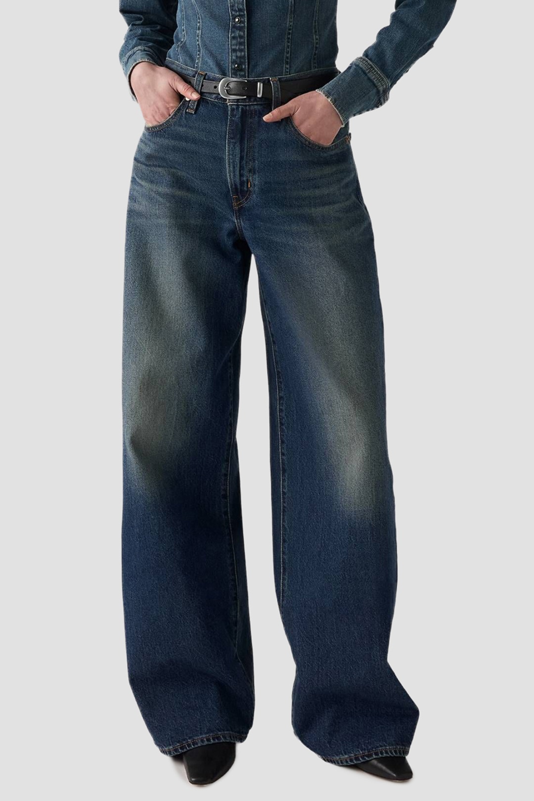 Джинсы широкие и расклешенные Levis темно-синий