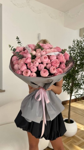 Nuri Floral моно-букет в оформлении кустовая пионовидная роза 25 шт 70 см