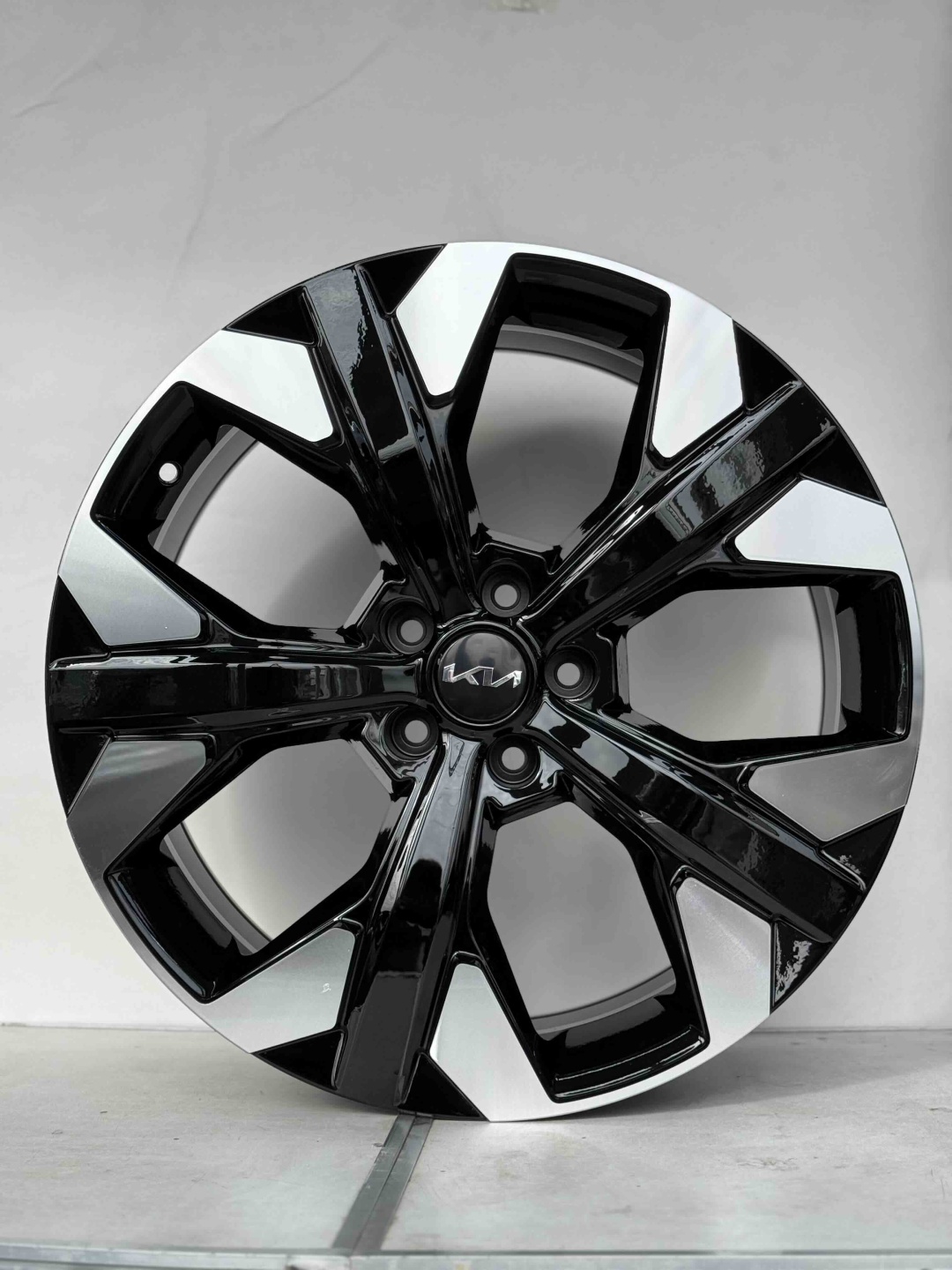 RNO 1167 sorento 8.5x20/5x114.3 D67.1 ET45 4 диска черный, серебристый