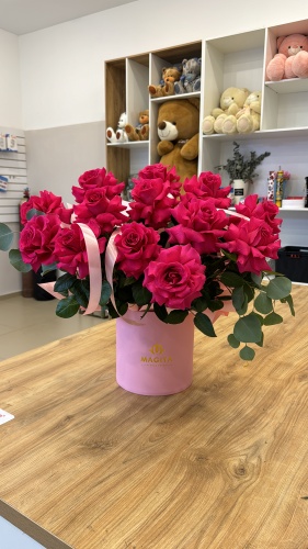 Magiya flowers композиция в коробке роза 13 шт 50 см
