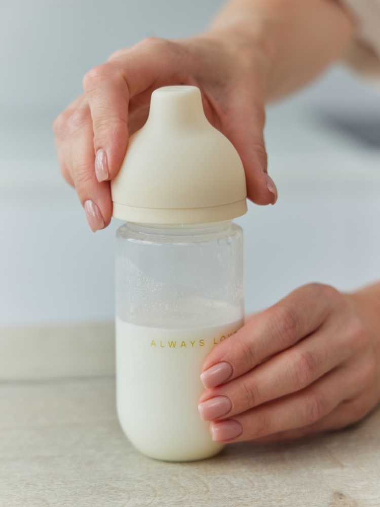 бутылочка для кормления новорожденного