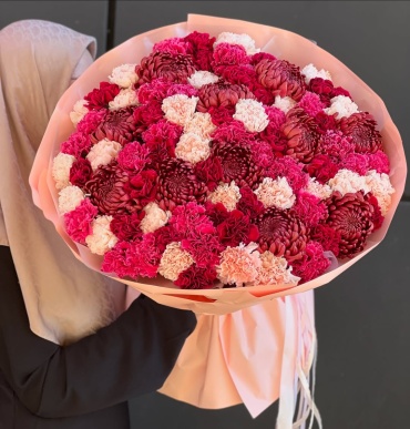 Bestflowers букет в оформлении гвоздика, хризантема 65 шт 50 см