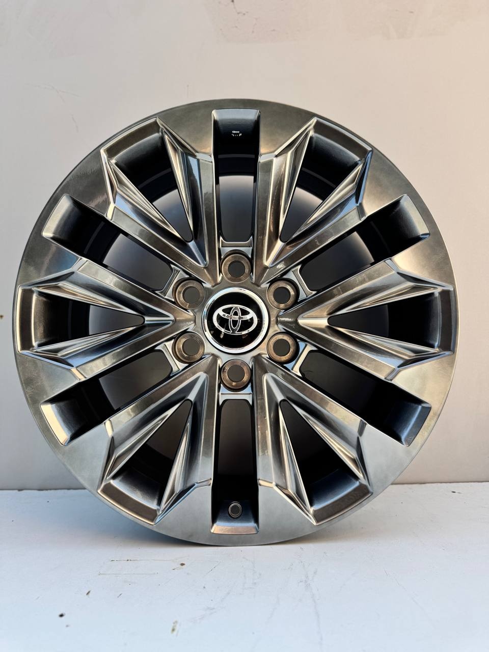 Top Grade TOYOTA T/G FBX472-9 8x19/6x139.7 D106.1 ET25 4 диска графит